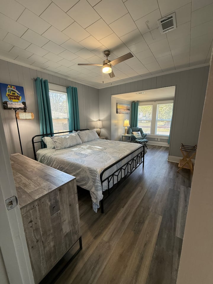 Geniet van een gloednieuw kingsize bed (2026) in de mastersuite.
