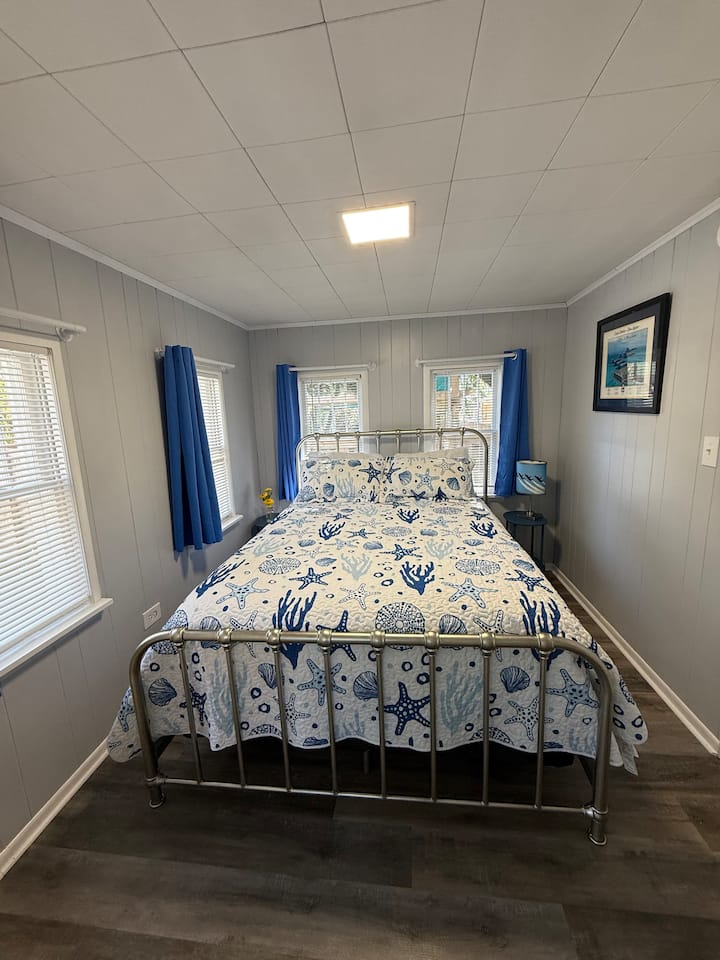 Geniet van een queensize bed.