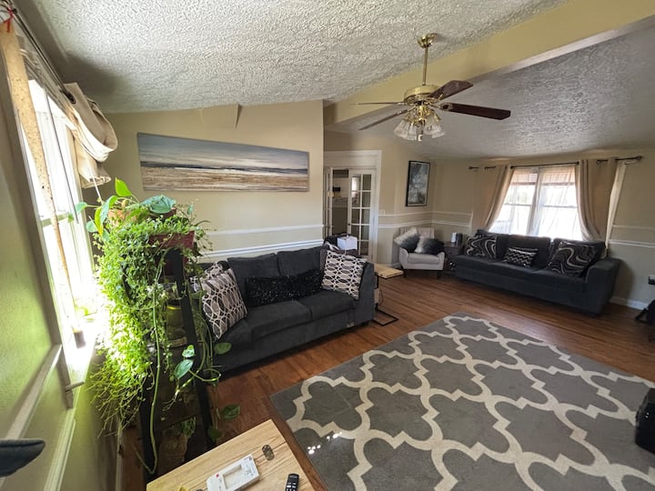 Cozy Beach Retreat: 3 Bed,grill,garden,fire Pit+! - Lusby, MD