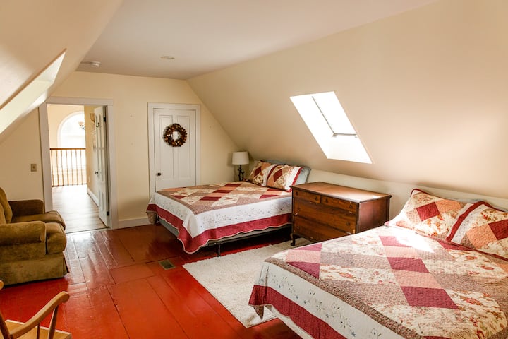 Spavaća soba 5: drugi kat, dva bračna kreveta, klima-uređaj, zajednička kupaonica s odvojenom kadom/tušom