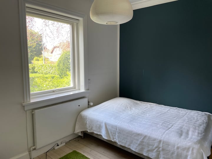 Kitanda cha sentimita 140x200.