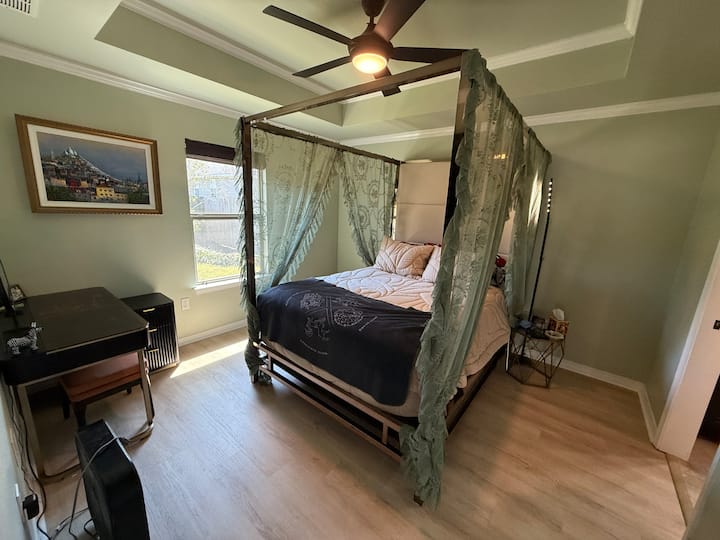 Hlavná spálňa s kúpeľňou, šatníkom a pultom na make-up 