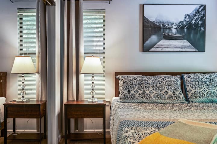 Брачна спална соба на главниот кат, со бања