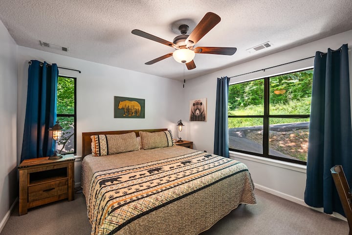 Брачна спална соба на вториот кат, тавански вентилатор, со приклучена бања