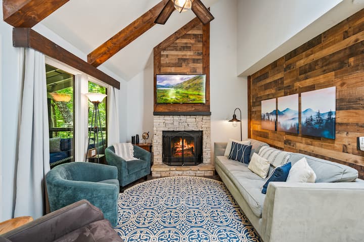 4 Br | Hot Tub, Bunk Beds & Arcade | Sleeps 11 - Gatlinburg, TN