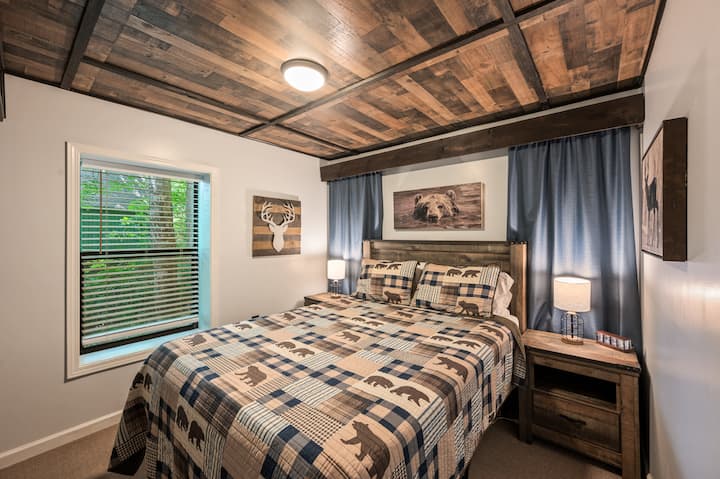 Брачна спална соба на пониско ниво, со бања во соседството