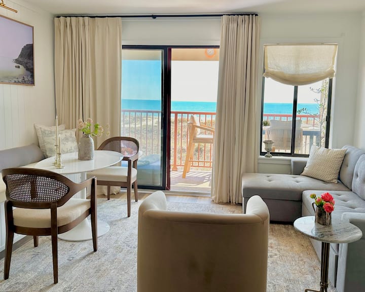 ✨ Predivna luksuzna vila IZRAVNO NA OBALI!

Elegantni i moderni smještaj, elegantna sofa za opuštanje, udobna klupa i vaš privatni balkon s *zapanjujućim* pogledom na plažu. 

Ovo je vaš savršen odmor uz plažu.1 minuta hoda do Sand!
️️️