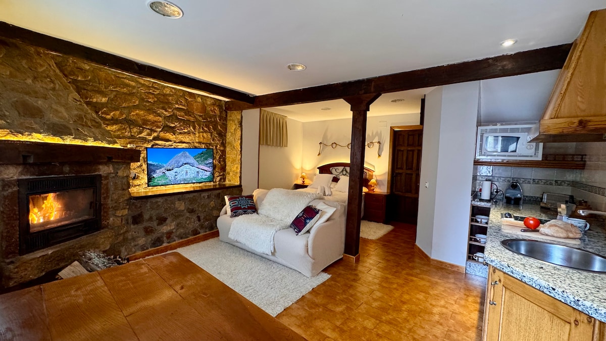 סלון נעים עם אח אבן, ספה נוחה וטלוויזיה חכמה. הוא מתחבר למטבח המאובזר במלואו, ויוצר מרחב חמים ומושלם לשיתוף רגעים כזוג, משפחה או חברים.
