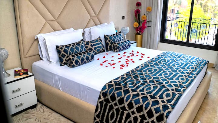 Glavna spavaća soba s visokokvalitetnim bračnim krevetom + ormar + balkon + klima-uređaj