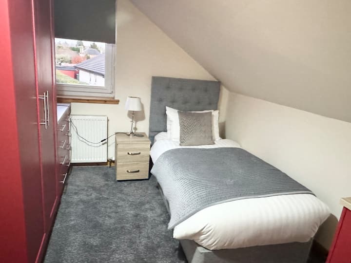 Single bedroom with private bathroom 
