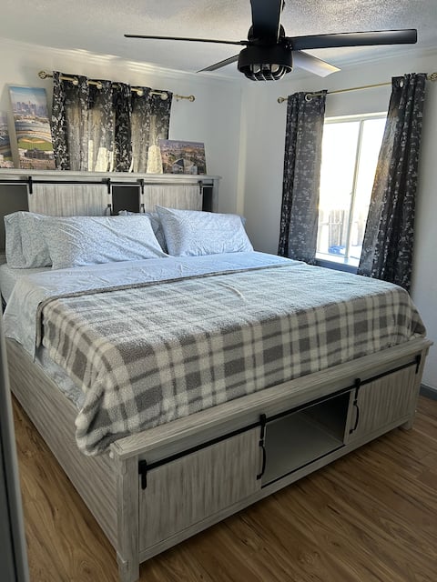 King Bed+Newly Renovated! Wi Fi/Self-check-in