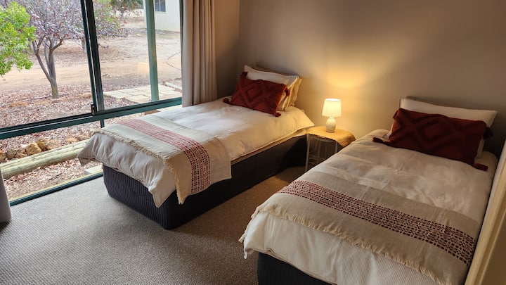 2 ერთადგილიანი საწოლი, რომელიც მოთხოვნისამებრ შეიძლება გაერთიანდეს და შედგებოდეს ორადგილიანი საწოლის სახით.