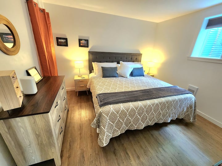 The bedroom offers a comfortable king bed with 12 inch memory foam mattress & a mix of firm & soft pillows. There is space to put up a play pen/travel cot for an infant at the end of the bed. Or the twin sofabed can be moved here for young children.