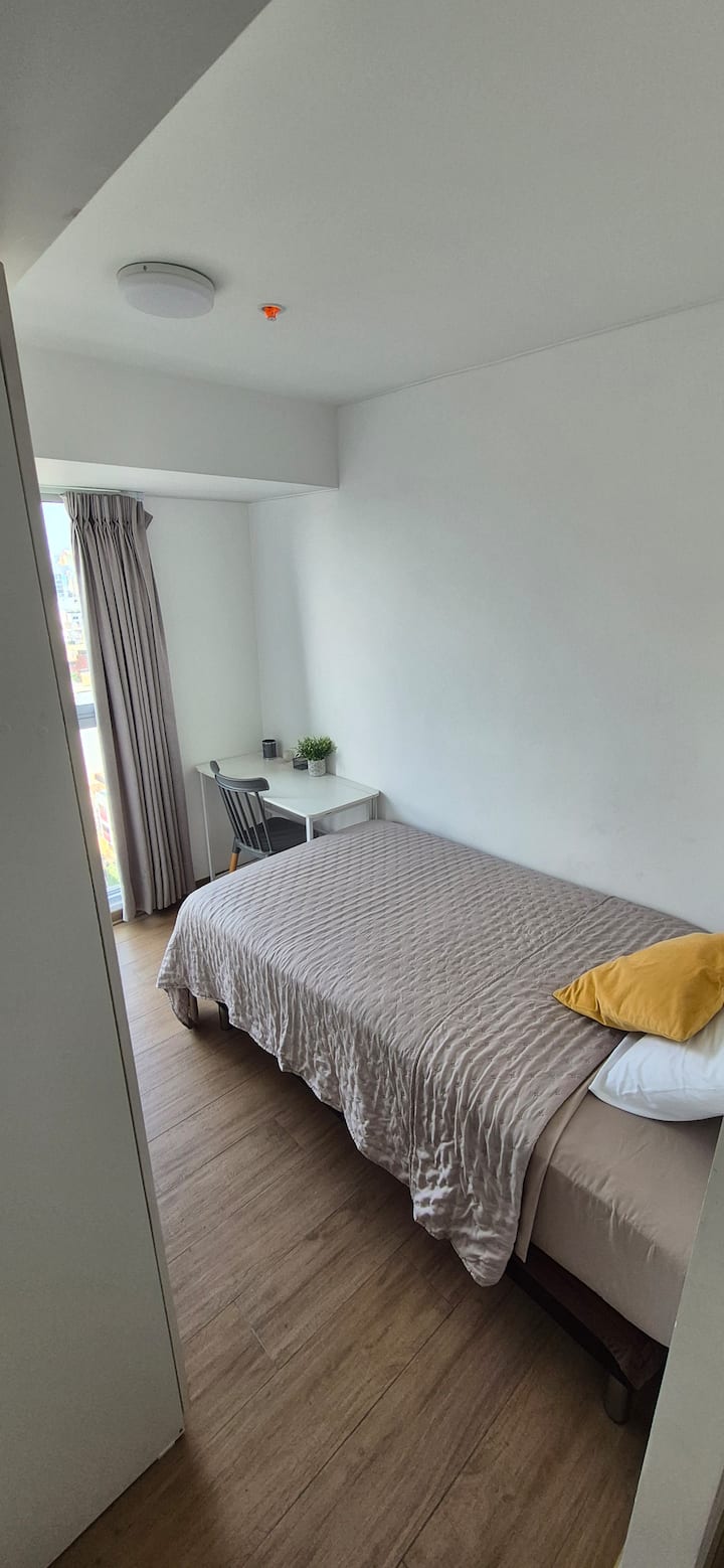 Habitación/oficina cómoda con cama de 1.5 plazas incluida.