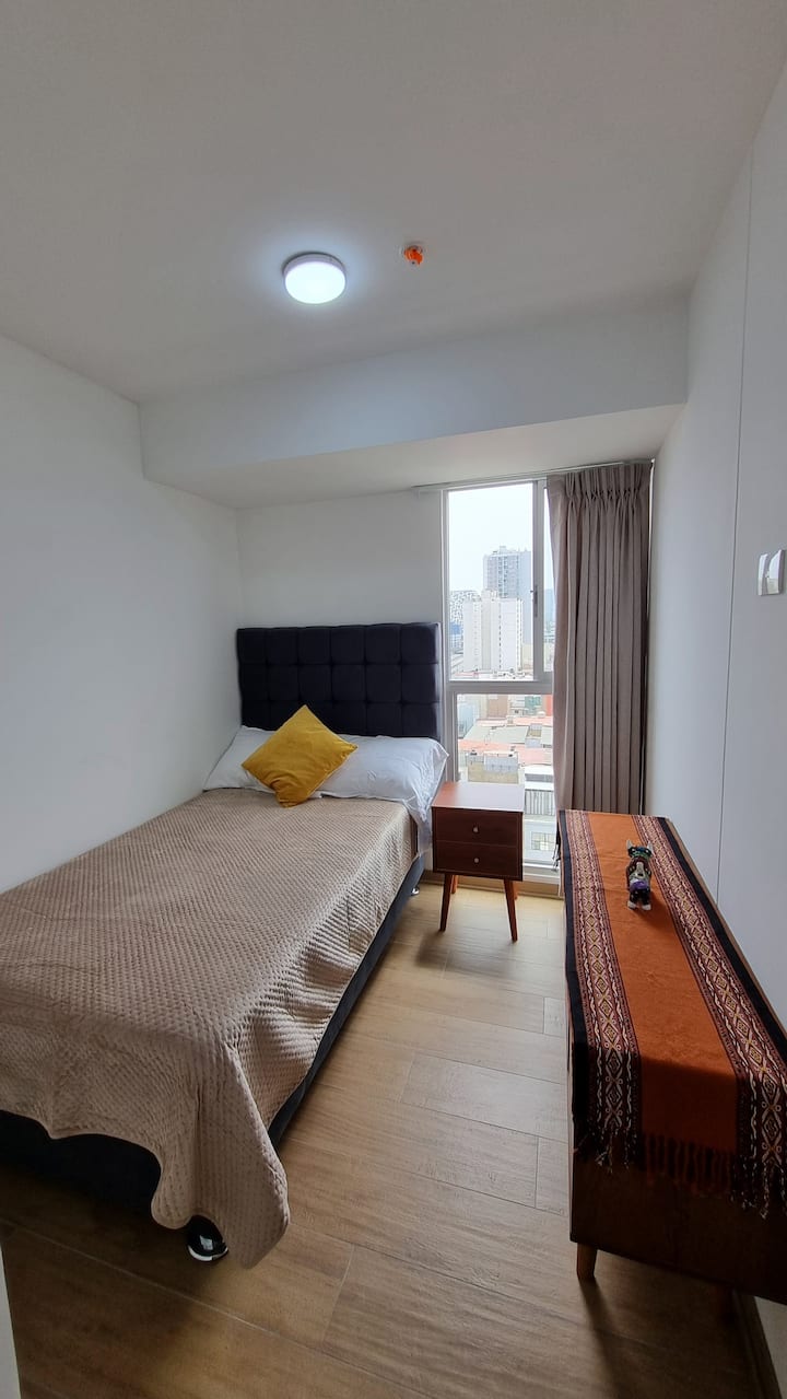 Cuenta con closet para guardar ropa y toallas dentro de la habitación.
