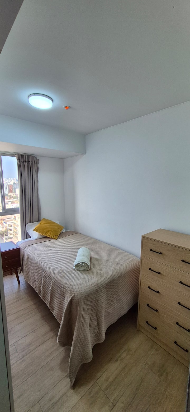 Habitación 3: Cama 1.5 plazas con mueble y vista hacia la calle