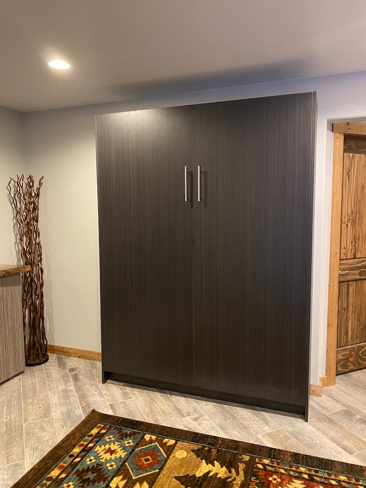 เตียงเมอร์ฟี่ขนาดควีนไซส์ในห้องนั่งเล่นชั้นล่าง