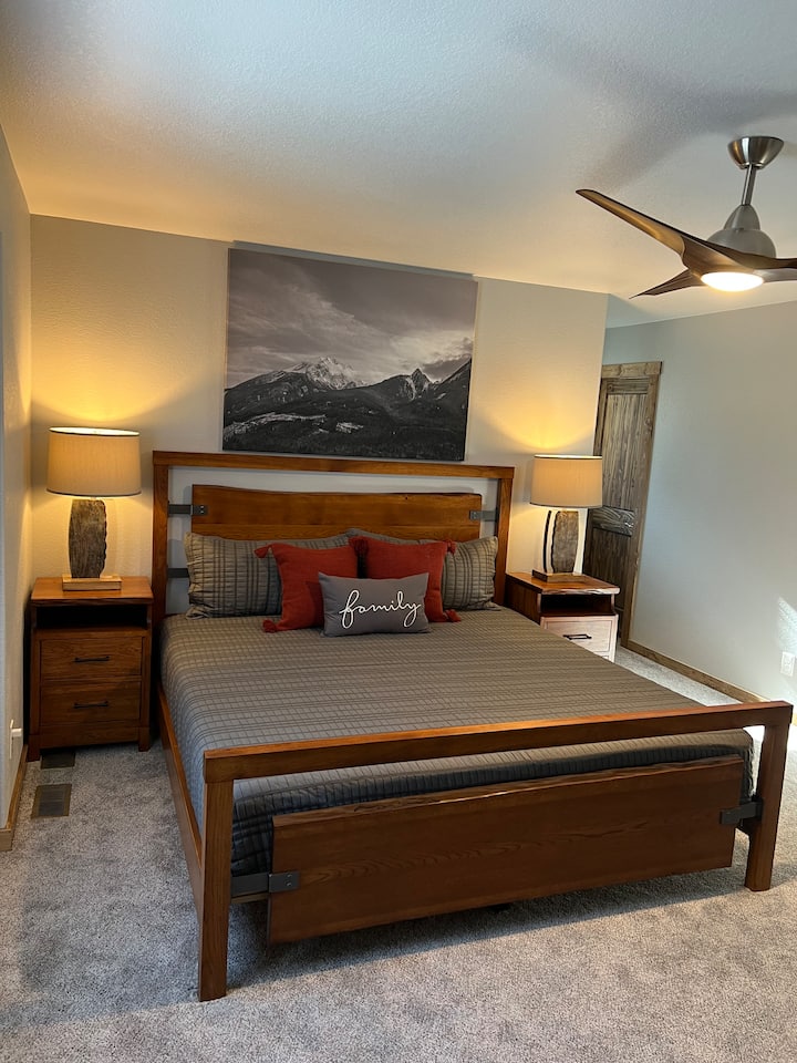 ห้องนอนหลักมีเตียงขนาดคิงไซส์และห้องน้ำในตัวเต็มรูปแบบ