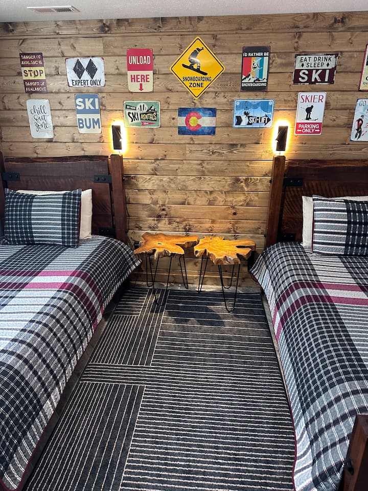 เตียงเดี่ยว 2 หลังบนห้องนอนชั้นแรก