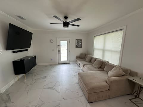 Successful Airbnb property: SlEEPS 10! Walk to zoo, Central TPA+ EV charger in Riverbend