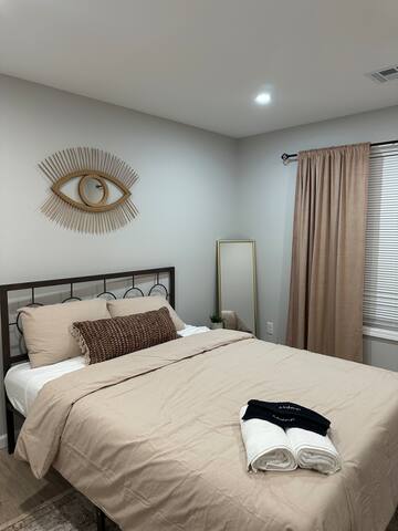 Cozy Rooftop Home, Near Downtown Newark, EWR & NYC gallery image 5