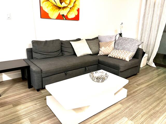 Main St, 10 min to downtown King Ed, 4 BR 2 Bath gallery image 4