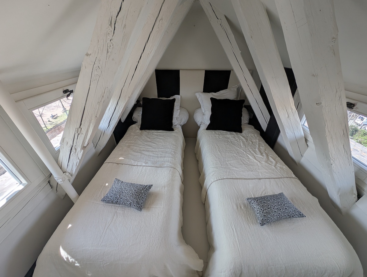 يرجى ملاحظة أنه لا توجد ستائر أو مصاريع أو ستائر.