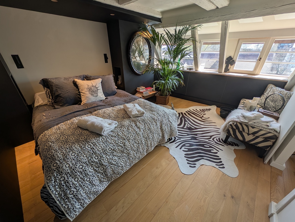 يرجى ملاحظة أنه لا توجد ستائر أو مصاريع أو ستائر.