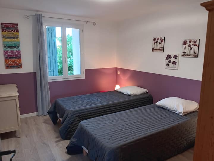 Chambre 2 : deux lits simples pouvant être réunis. 