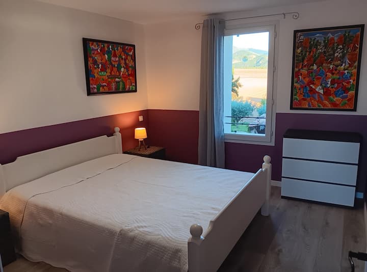 Chambre 1 : un lit de 160x200cm.