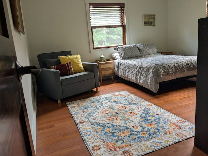 La chaise grise se transforme en lit simple. Vous trouverez un surmatelas pour celui-ci et toute sa literie dans le placard.