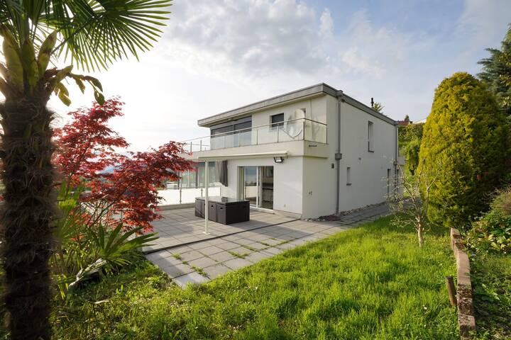 vue panoramique sur le lac Léman avec jardin gallery image 3