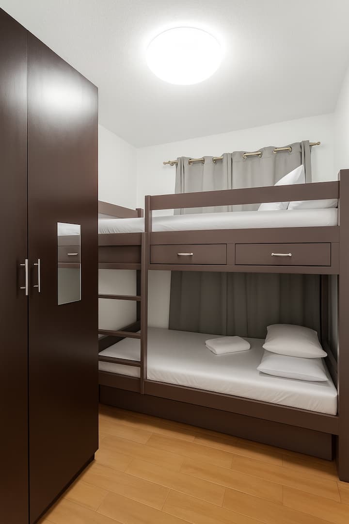 בחדר השינה השני יש מיטת קומותיים שימושית, מושלמת לאירוח מספר אורחים או ילדים. הוא כולל מלתחה שמספקת שפע של שטח אחסון.