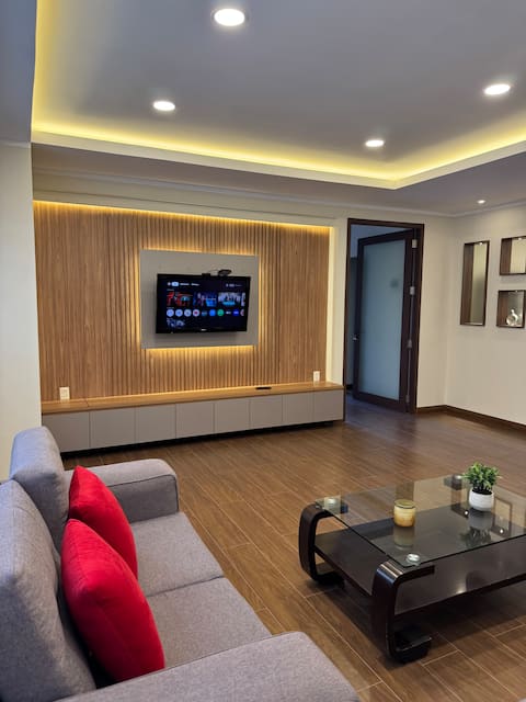 Modern, comfortable, close to downtown