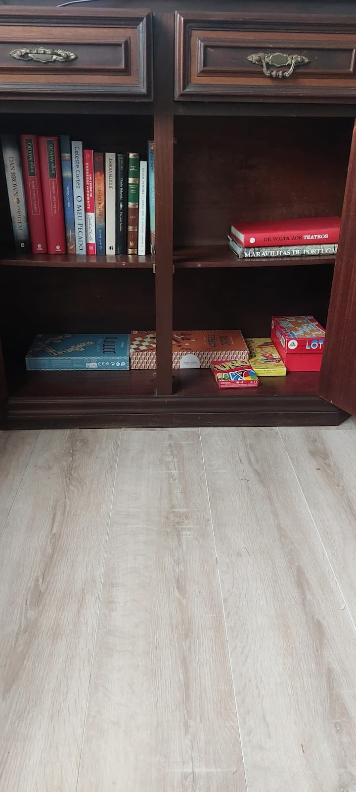 Nuestra habitación tiene libros de lectura y juegos familiares