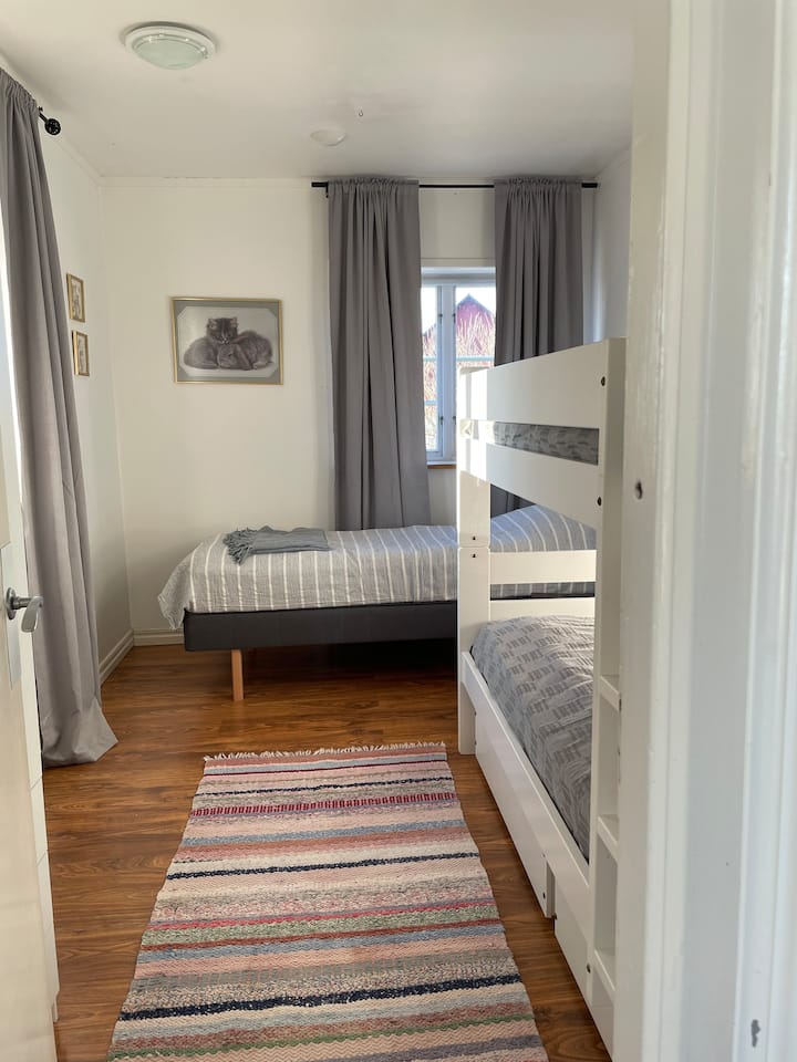 Spavaća soba u prizemlju. Jedan krevet na kat i jedan krevet za jednu osobu, ukupno tri kreveta.