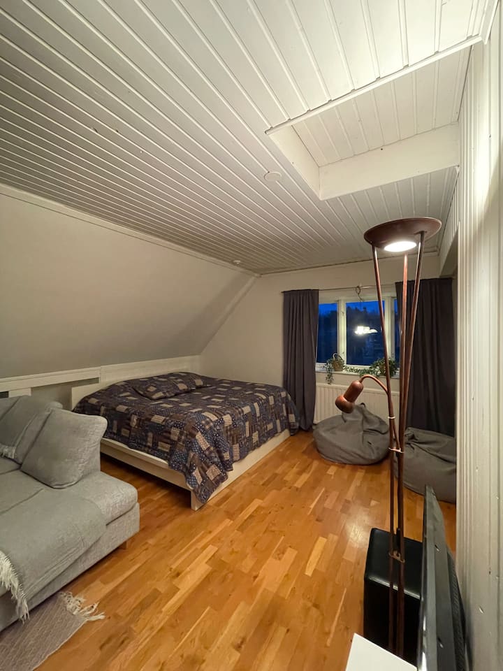 Na katu je bračni krevet.