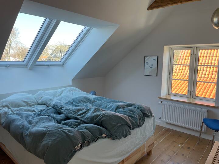 Საძინებელი პირველ სართულზე ორადგილიანი საწოლითა და ჩვილის საწოლით