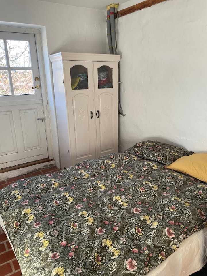 Პირველი სართულის ოთახი გასაშლელი დივნით ორი ადამიანისთვის და დილის ტერასაზე გასასვლელი