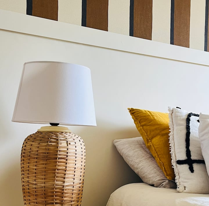 Spavaća soba u prizemlju s bračnim krevetom i pogledom na vrt 