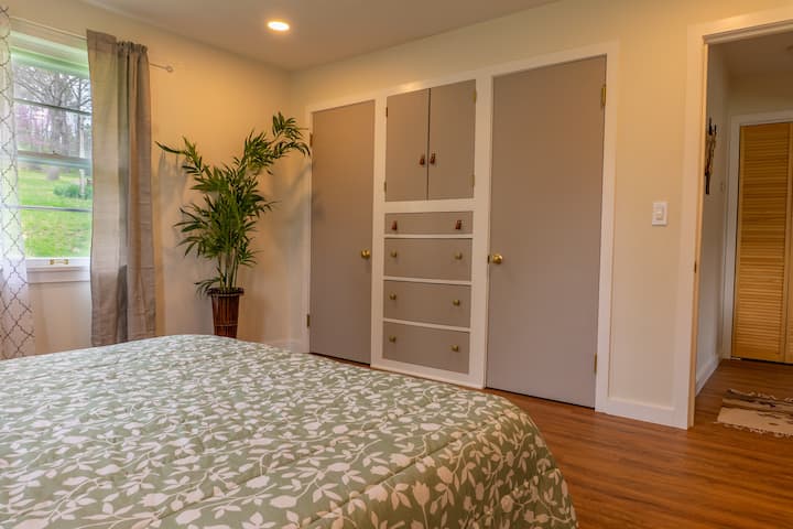 Chumba hiki cha kulala chenye utulivu huko Villa Bella kina makabati yaliyojengwa ndani, mandhari maridadi, na mwanga laini wa asili unaofaa kwa ajili ya asubuhi yenye utulivu katika nchi ya mvinyo ya Missouri.
