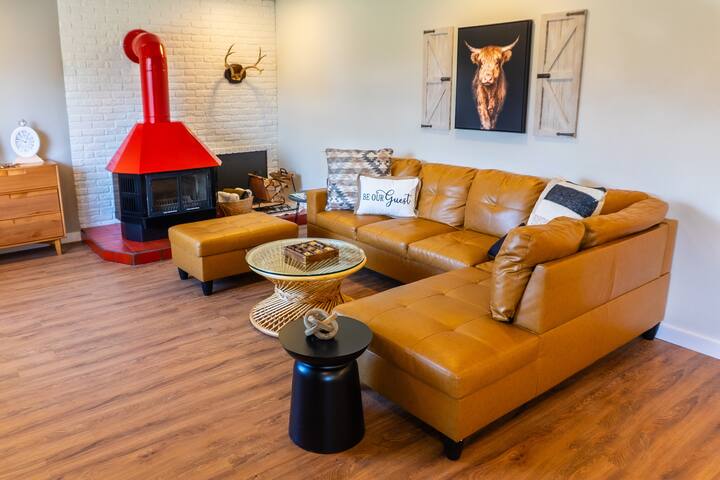 Kona hii ya starehe ya Villa Bella ina sehemu kubwa, meza za kifahari zilizosukwa na meko ya koni nyekundu ya kuvutia. Mchoro uliohamasishwa na Magharibi na sauti za joto huunda mazingira bora ya kupumzika baada ya siku moja katika nchi ya mvinyo ya Missouri.