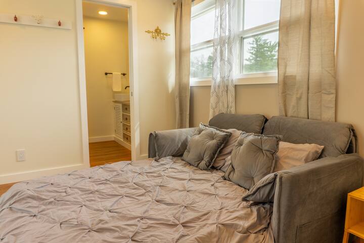 Chumba cha 4 cha kulala kina kitanda kizuri cha mchana, kinachofaa kwa ajili ya kupumzika au kulala, chenye mashuka laini na mapambo ya kifahari. Inafaa kwa wasafiri wa kujitegemea au watoto wanaofurahia ukaaji wa amani katika nchi ya mvinyo.


