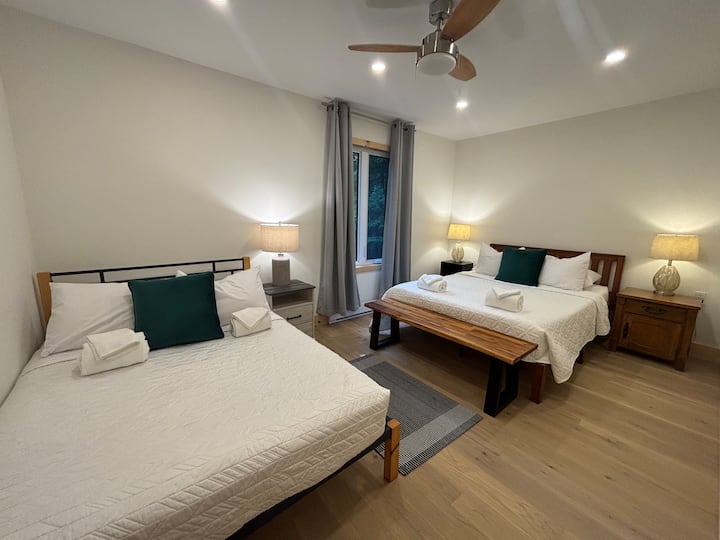 Un letto matrimoniale e un letto a due piazze al piano superiore