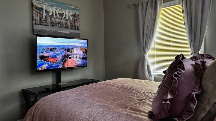 Dormitorio con cabecera iluminada, almohadas extra suaves, sábanas de hotel, edredón de lujo y televisor inteligente de 43 pulgadas. 