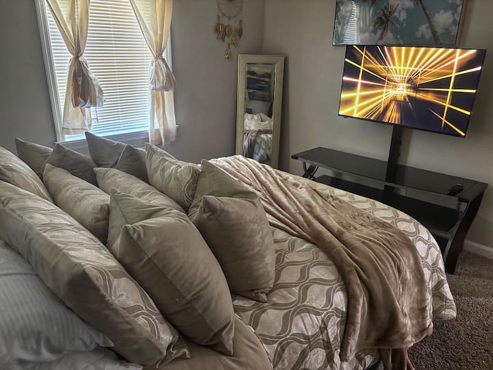 Dormitorio con almohadas extra suaves, sábanas de hotel, edredón de lujo y televisor inteligente de 43 pulgadas. 