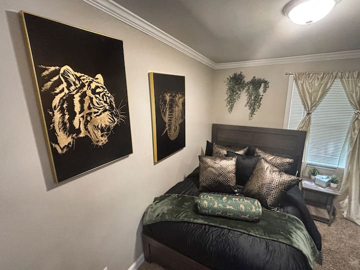 Dormitorio con sábanas de hotel, edredón de lujo y almohadas adicionales suaves 