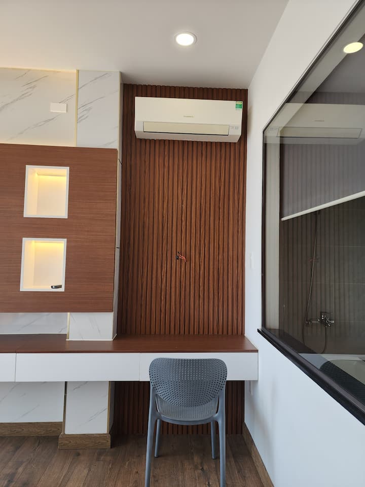 Kuna mpangilio wa dawati katika eneo la Master bedroom