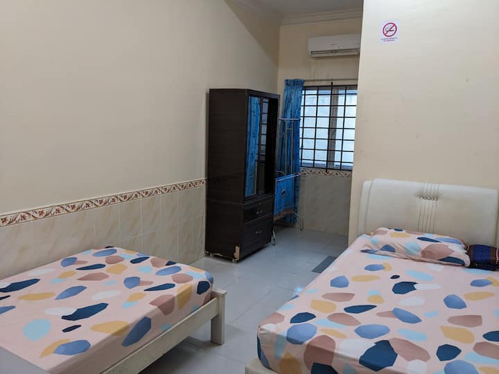 përfshi një dyshek tek shtesë në dhomë