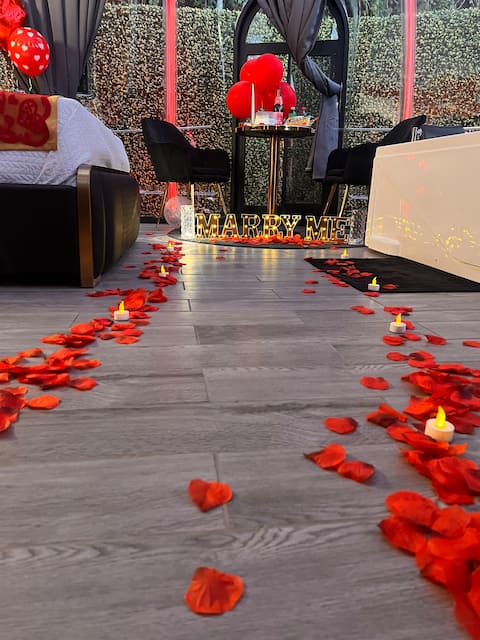 Transparent glamping with sky view